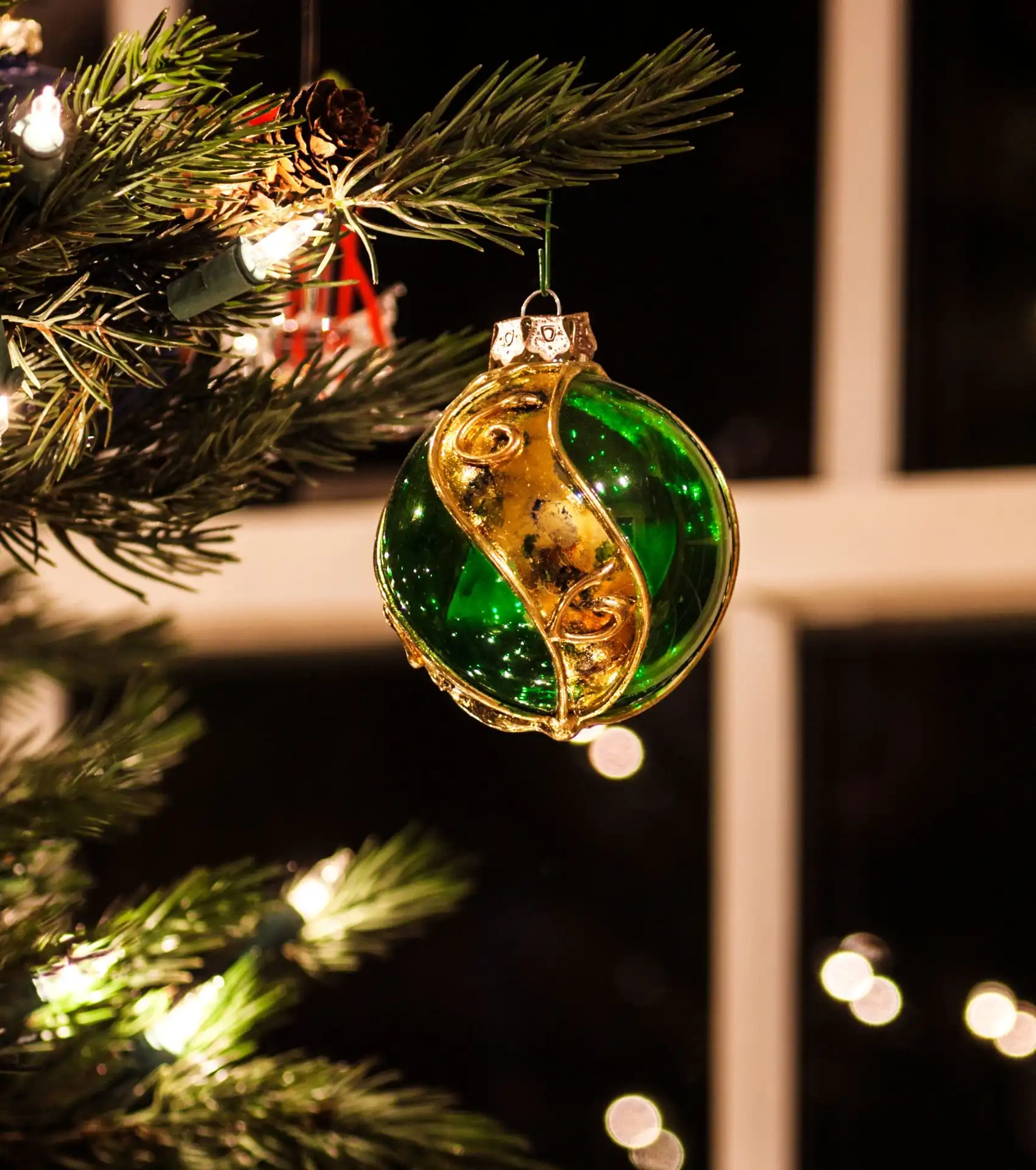 Emerald Swirl Bauble