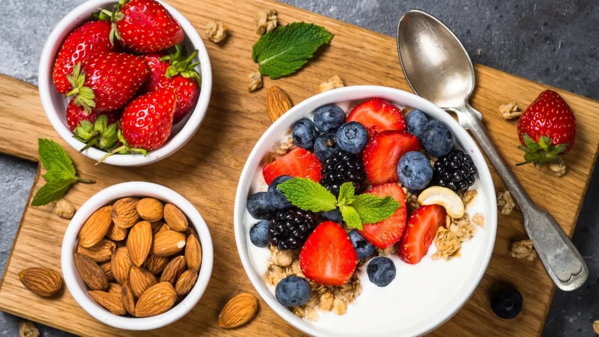 Greek Yogurt Parfait with Almonds and Berries