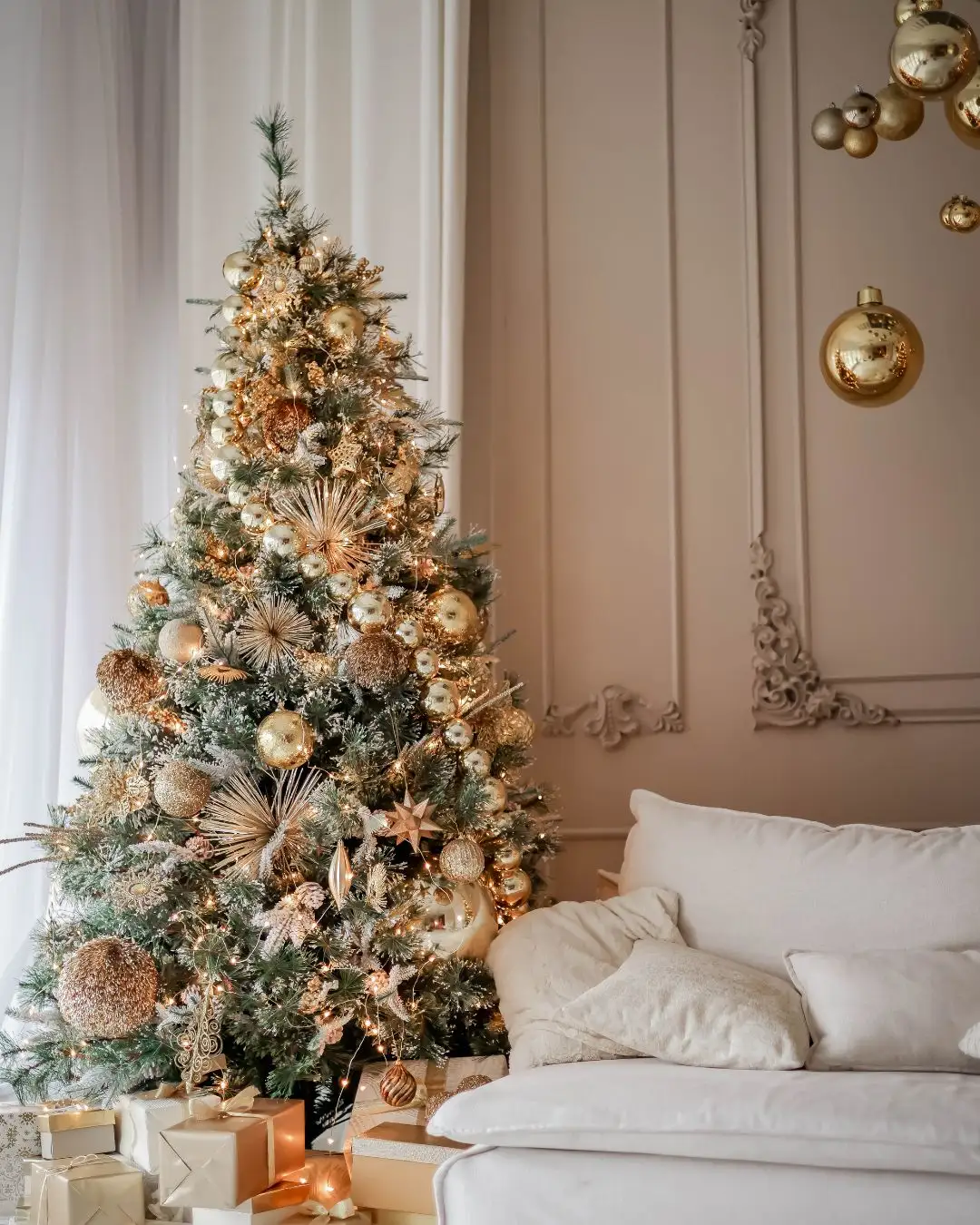 Luxe Gold and Champagne Christmas Tree