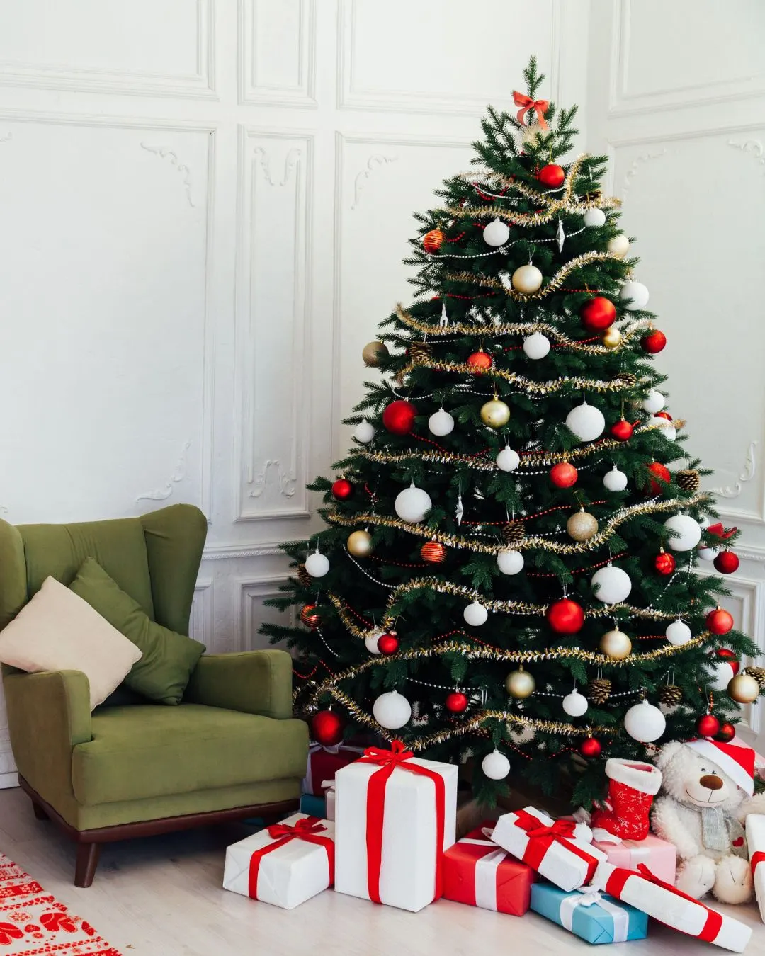 Classic Red and Gold Garland Tree